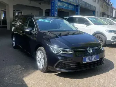 Gebraucht VW Golf VIII Life 150 PS (110 kW) 2022 Deep black perleffekt Kombi