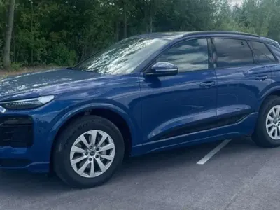 Gebraucht Audi Q6 e-tron Comfort 185 kW (252 PS) 2025 Blau SUV