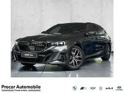 Neu BMW 540 286 PS (210 kW) 2026 Grau (sophistograu brillanteffekt) Kombi