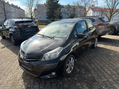 Gebraucht Toyota Yaris Club 99 PS (72 kW) 2012 209 mysticschwarz (metallic) Kleinwagen