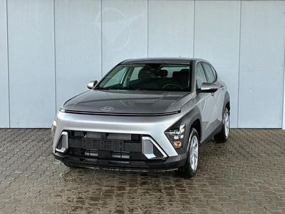 Neu Hyundai Kona Comfort 101 PS (74 kW) 2025 Shimmering silver SUV