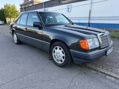 Gebraucht Mercedes E220 150 PS (110 kW) 1992 Schwarz Limousine