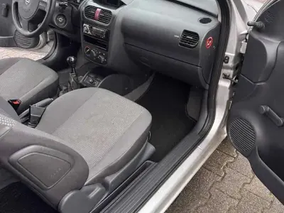 Używany Opel Corsa 58 KM (42 kW) 2002 Srebrny Hatchback