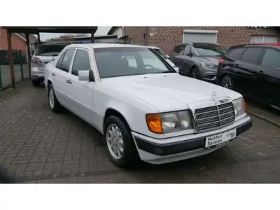 Gebraucht Mercedes E220 150 PS (110 kW) 1993 Weiß Limousine