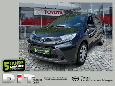 Gebraucht Toyota Aygo Play 72 PS (52 kW) 2024 Black mica / ink (metallic) Kleinwagen