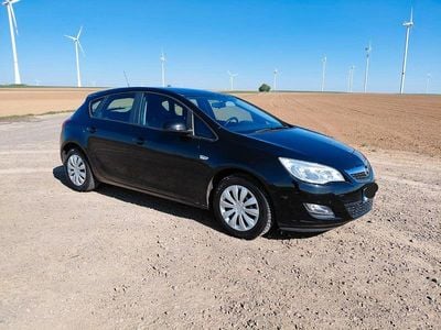 Second-hand Opel Astra Edition 116 CP (85 kW) 2010 Negru Hatchback