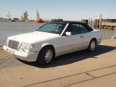 Usata Mercedes E320 220 CV (161 kW) 1995 Bianco Cabrio
