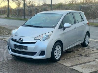 Gebraucht Toyota Verso-S Life 99 PS (72 kW) 2011 Silber Van / Kleinbus