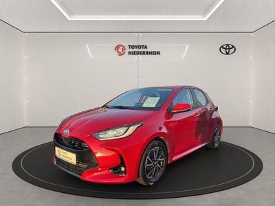 Karminarot metallic Gebraucht 2022 Toyota Yaris Hybrid Basis Limousine | 19.888 € (Fairer Preis)