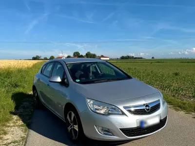 Gebraucht Opel Astra 140 PS (102 kW) 2011 Silber Limousine
