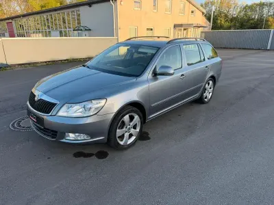Gebraucht Skoda Octavia Ambition 105 PS (77 kW) 2012 Grau Kombi