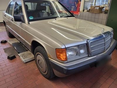 Usata Mercedes 190 110 CV (80 kW) 1981 Beige Berlina