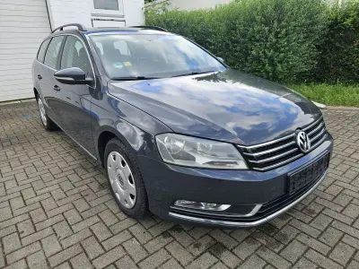 Gebraucht VW Passat Comfortline 105 PS (77 kW) 2012 Uranograu Kombi