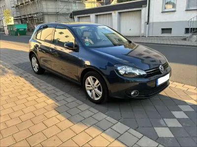 Gebraucht VW Golf VII Match 105 PS (77 kW) 2012 Blau Kleinwagen