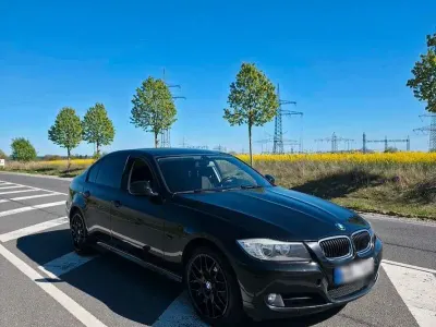 Gebraucht BMW 318 143 PS (105 kW) 2011 Schwarz Limousine