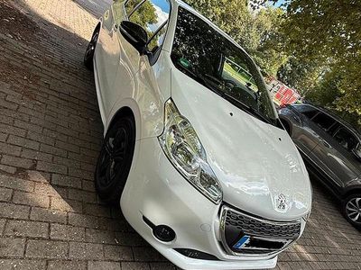Weiß Gebraucht 2014 Peugeot 208 Kleinwagen | 5.200 € (Etwas zu teuer)