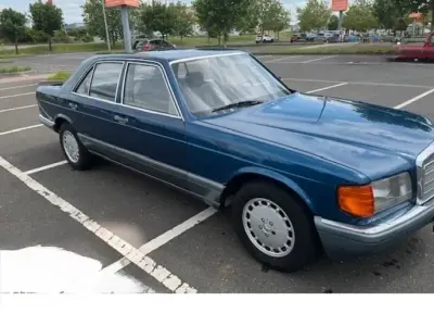 Używany Mercedes E420 218 KM (160 kW) 1986 Niebieski Sedan/Limuzyna
