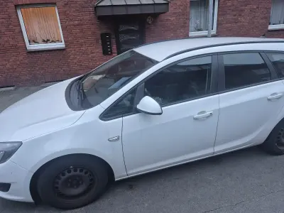 Używany Opel Astra Sport 165 KM (121 kW) 2013 Biały Kombi