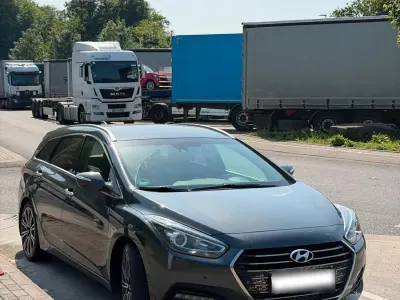 Gebraucht Hyundai i40 Premium 141 PS (103 kW) 2016 Silber Kombi