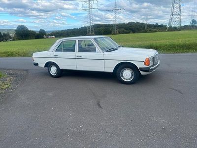 Gebraucht Mercedes 230 129 PS (94 kW) 1978 Weiß Limousine