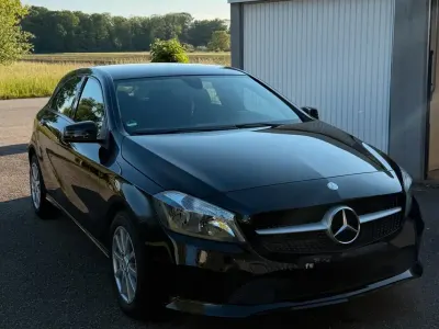 Gebraucht Mercedes A180 122 PS (89 kW) 2015 Schwarz Kleinwagen