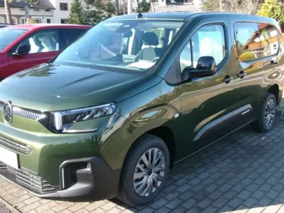 Neu Citroën Berlingo 131 PS (96 kW) 2026 Sirkkagrün metallic Van / Kleinbus