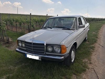Gebraucht Mercedes 200 69 PS (50 kW) 1977 Weiß Limousine
