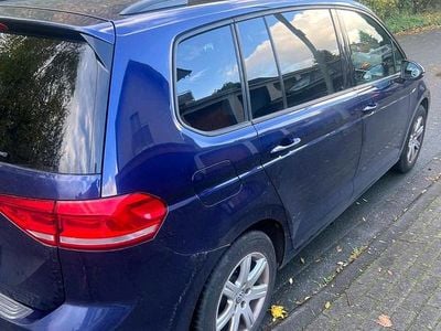 Blau Gebraucht 2016 VW Touran Trendline Van / Kleinbus | 10.500 € (Etwas zu teuer)