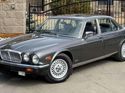 Second-hand Jaguar XJ12 266 CP (195 kW) 1989 Gri Berlinǎ