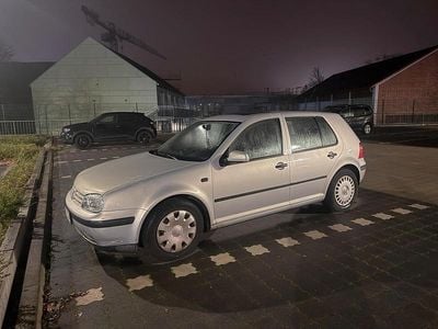 Grau Gebraucht 1998 VW Golf IV Kleinwagen | 2.000 €