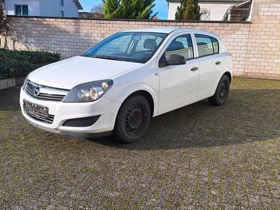 Weiß Gebraucht 2010 Opel Astra Limousine | 2.000 € (Guter Preis)