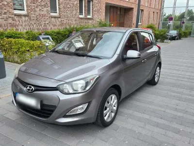 Gebraucht Hyundai i20 86 PS (63 kW) 2013 Grau Kleinwagen