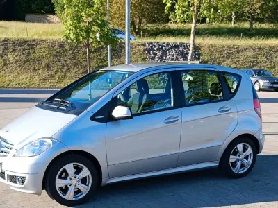 Używany Mercedes A180 116 KM (85 kW) 2012 Srebrny Sedan/Limuzyna
