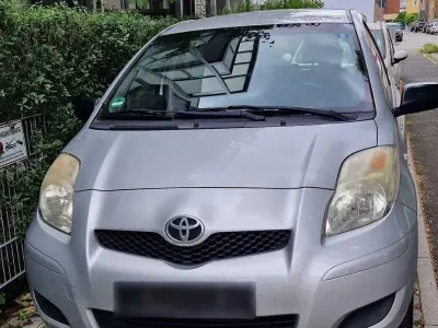 Gebraucht Toyota Yaris 69 PS (50 kW) 2010 Silber Kleinwagen