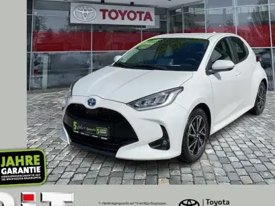 Gebraucht Toyota Yaris Hybrid Team 116 PS (85 kW) 2022 Weiß Limousine