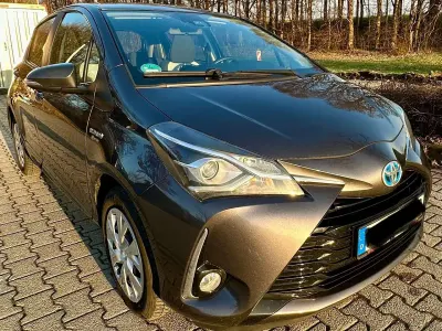 Gebraucht Toyota Yaris Hybrid 75 PS (55 kW) 2017 Grau Limousine