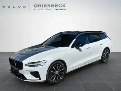 Gebraucht Volvo V60 Plus 455 PS (334 kW) 2023 Crystal white pearl / metallic Kombi