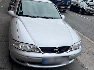 Begagnad Opel Vectra 90 HK (66 kW) 2004 Silver Sedan