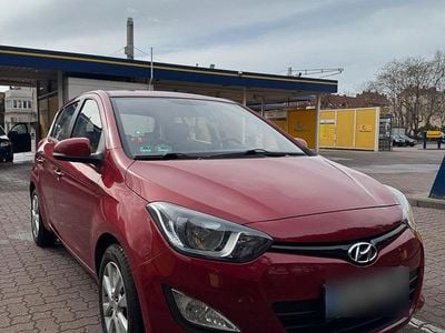 Gebraucht Hyundai i20 86 PS (63 kW) 2013 Rot Kleinwagen