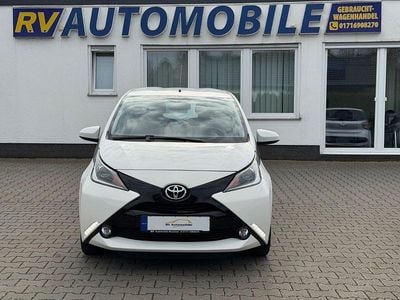 Gebraucht Toyota Aygo X-play 69 PS (50 kW) 2015 Weiß Kleinwagen