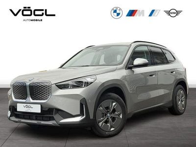Neu BMW iX1 Shadowline 150 kW (204 PS) 2025 Spacesilber SUV