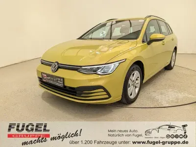 Gebraucht VW Golf VIII Life 131 PS (96 kW) 2022 Limonengelb metallic Kombi