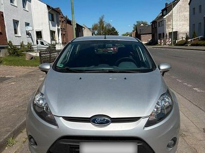 Usata Ford Fiesta 82 CV (60 kW) 2011 Argento Berlina