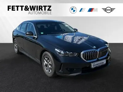 Gebraucht BMW 520 Comfort Edition 208 PS (152 kW) 2025 Saphirschwarz metallic Limousine