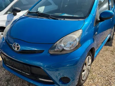 Gebraucht Toyota Aygo 67 PS (49 kW) 2013 Blau Kleinwagen
