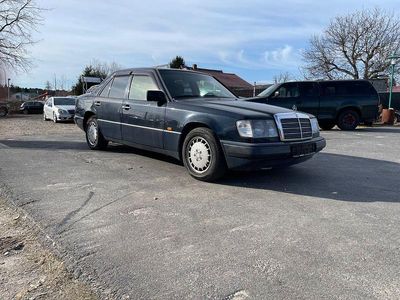 Gebraucht Mercedes E300 179 PS (131 kW) 1992 Blau Limousine