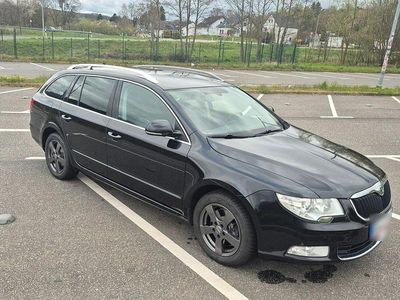 Używany Skoda Superb Elegance 140 KM (102 kW) 2012 Czarny Kombi