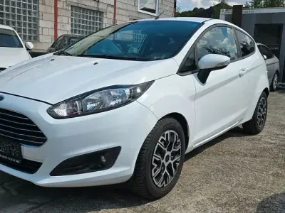 Gebraucht Ford Fiesta SYNC Edition 101 PS (74 kW) 2014 Frostweiß Kleinwagen