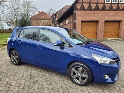 Gebraucht Toyota Verso Executive 111 PS (81 kW) 2015 Blau Van / Kleinbus