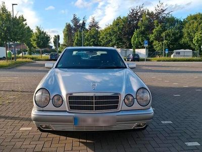 Mercedes E200